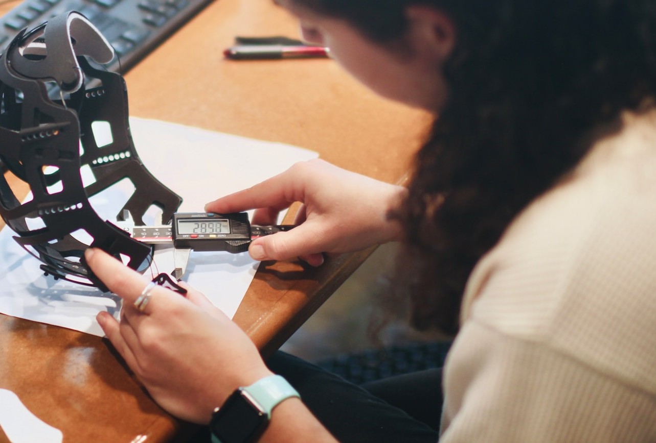 Оператор извършва ръчен контрол на качеството в производство